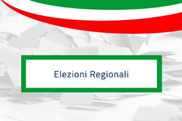 Nell'immagine  su sfondo bianco - grigio e rappresentata una bandiera italiana ed un riquadro con scritto Elezioni Regionali